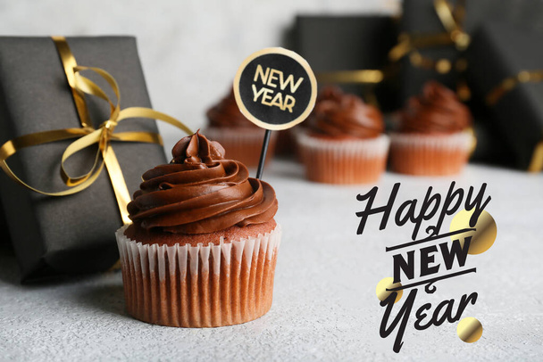 2022 Yeni Yıl Kutlamaları için lezzetli kekler ve Grunge arka planında hediyeler. - Fotoğraf, Görsel