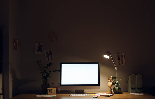 Moderner Arbeitsplatz mit Computer im dunklen Raum - Foto, Bild
