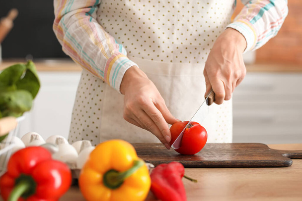 Junge Hausfrau kocht in Küche zu Hause - Foto, Bild
