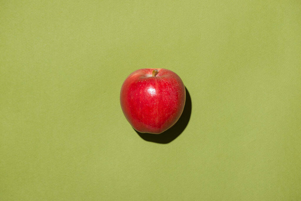 Der rote Apfel auf grünem Hintergrund. - Foto, Bild