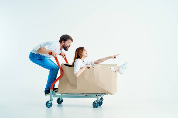 a young couple shipping transport in a box isolated background - Foto, immagini