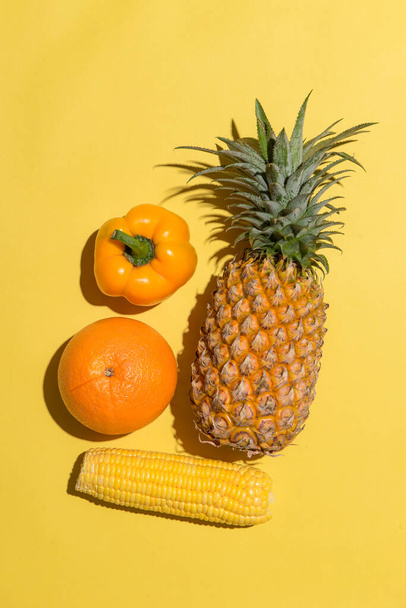 Auswahl an exotischen Früchten isoliert auf gelb - Foto, Bild