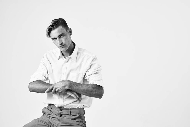 przystojny mężczyzna w białej koszuli i spodnie studio styl życia nowoczesny styl pozowanie - Zdjęcie, obraz