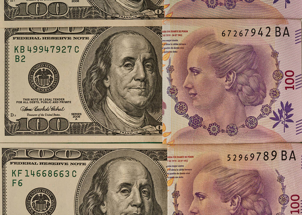Billete de 100 pesos argentinos de Eva Perón observando billete de 100 dólares de Franklin - Foto, imagen