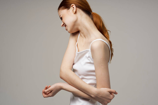 donna dolore al gomito artrite malattia cronica isolato sfondo - Foto, immagini