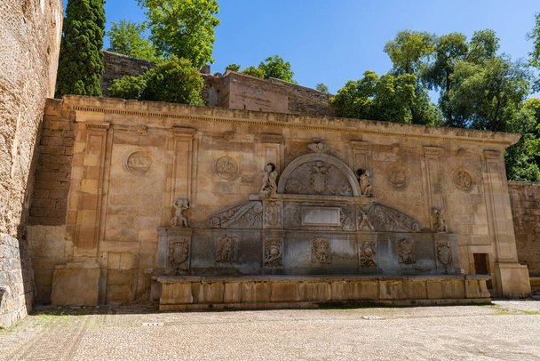 Фонтан Пилар де Карлос V в Альгамбре в Гранаде - Фото, изображение