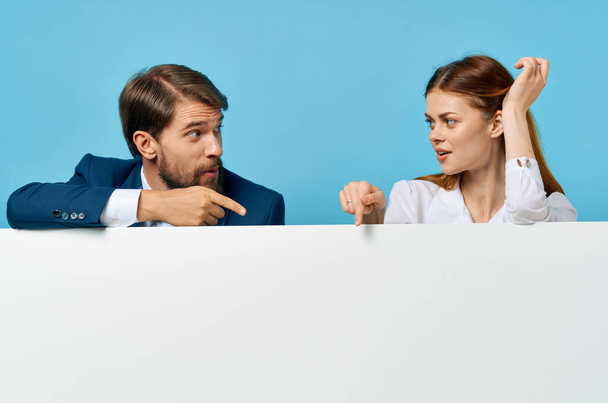 Geschäftsmann und Frau mit weißen Attrappen-Plakat Werbeschild blauer Hintergrund - Foto, Bild