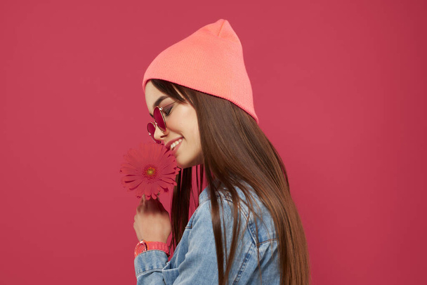 houkutteleva nainen yllään aurinkolasit vaaleanpunainen kukka glamouria ylellisyyttä meikki - Valokuva, kuva