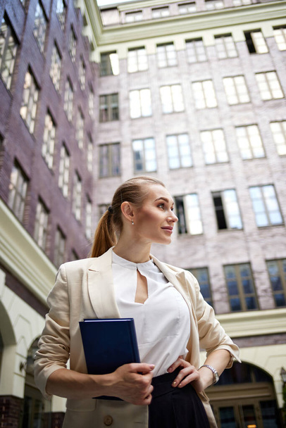 business woman going to work with notebook - Zdjęcie, obraz
