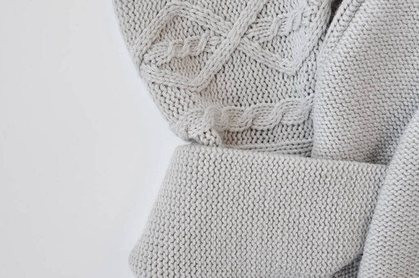 вязаные теплые удобные и уютные свитера осенняя и зимняя одежда - Фото, изображение