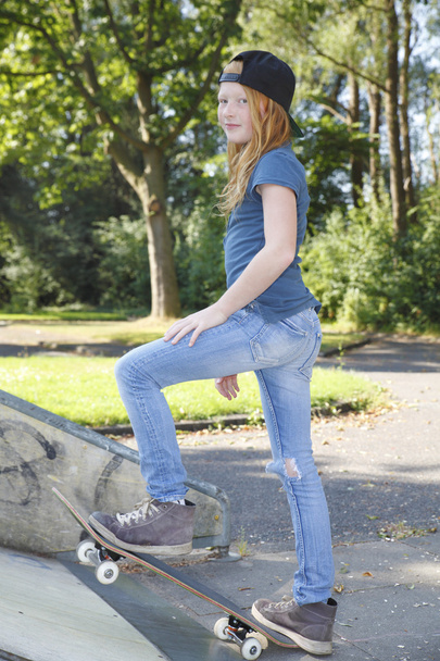 Skateboard girl - Foto, afbeelding