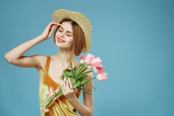mulher usando um buquê de chapéu de flores um presente para o dia das mulheres - Foto, Imagem