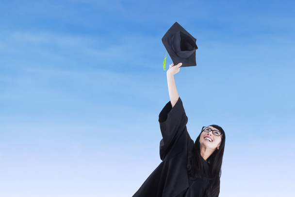 Asiatique célibataire lancer une graduation cap
 - Photo, image