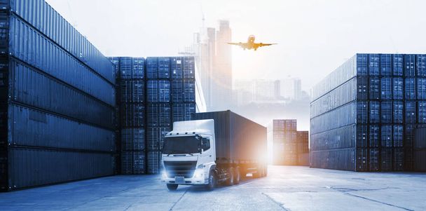 輸送および輸出入商業物流、海運業における作業領域産業と安全コンセプトコンテナトラック、港湾貨物航空機の二重暴露  - 写真・画像