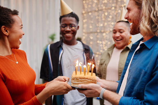 Mladí lidé slaví narozeniny - Fotografie, Obrázek