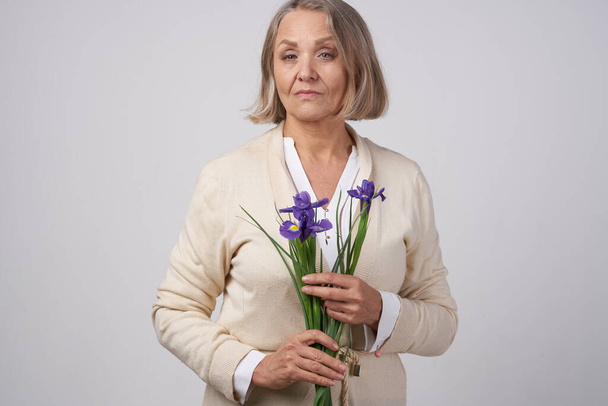 mulher idosa com um buquê de flores presente aniversário carinhoso - Foto, Imagem