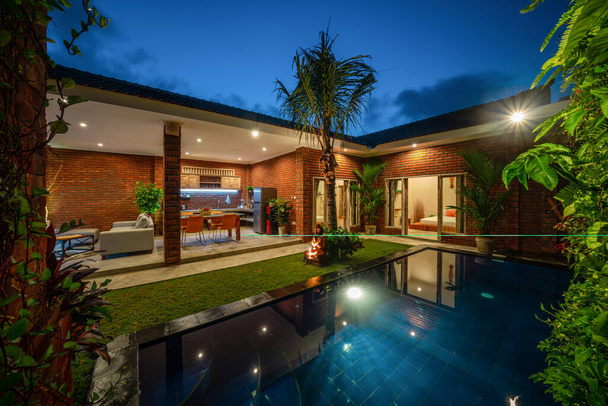 Moderne nouveau manoir luxueux extérieur avec piscine et ciel coloré au crépuscule - Photo, image