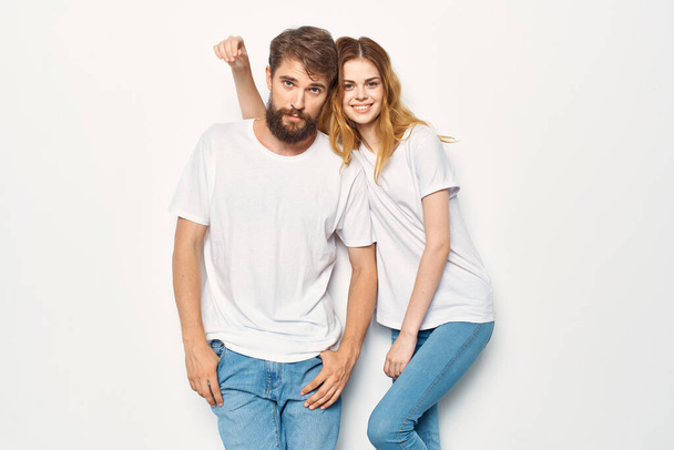 vicces férfi és nő fehér pólóban állnak egymás mellett barátság kommunikáció - Fotó, kép