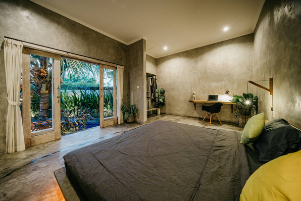 Ylellinen makuuhuone moderni puinen sänky parvi tyyli sisustus huone - Valokuva, kuva