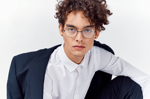 hombre guapo con gafas pelo rizado moda confianza en sí mismo - Foto, Imagen