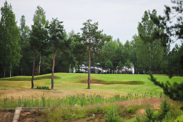See im Grünen auf dem Gelände des Golfclubs - Foto, Bild