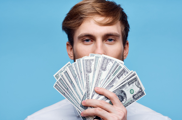 zakenman met geld rijkdom financiën blauwe achtergrond - Foto, afbeelding