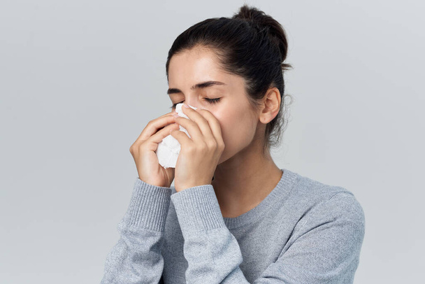 nainen harmaa villapaita vuotava nenä terveysongelmia infektio - Valokuva, kuva
