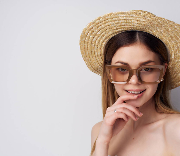 красивая женщина в шляпе с напитком в руках модные солнцезащитные очки студии - Фото, изображение