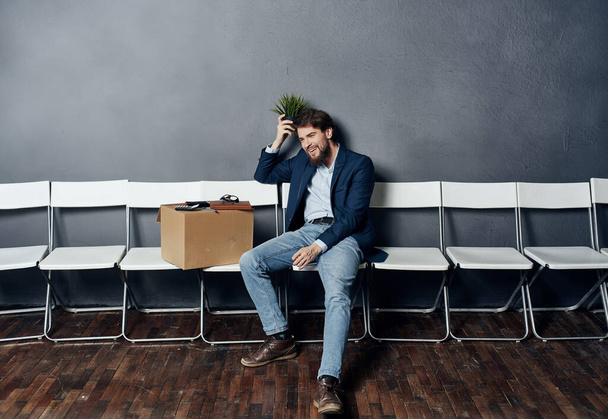 hombre con caja esperando entrevista de trabajo - Foto, imagen