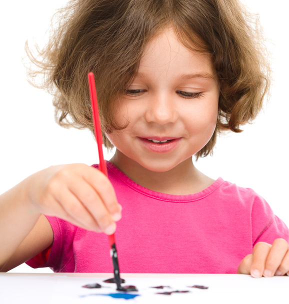 Little girl is painting with gouache - Fotoğraf, Görsel