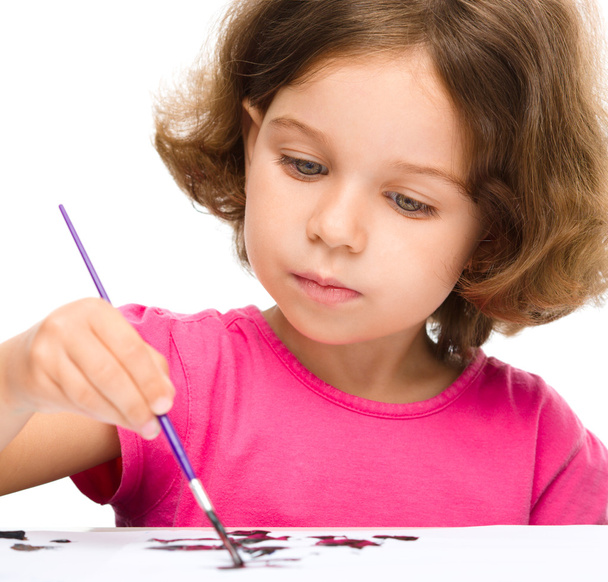 Little girl is painting with gouache - Фото, зображення