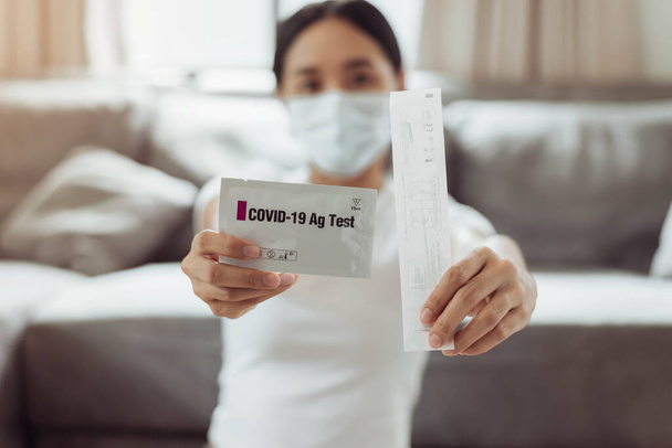 Frauen-Selbsttest für COVID-19 Heimtest-Set. asiatische Frau mit Coronavirus covid-19-Schnelltest nach Hause, Coronavirus-Nasenabstrich-Test auf Infektion. - Foto, Bild