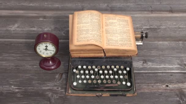 Стародавня друкарська машинка і стара книга на дерев'яному тлі
. - Кадри, відео