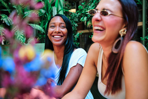 Boldog női barátok mosolyognak, miközben élvezik az együtt töltött időt. - Fotó, kép