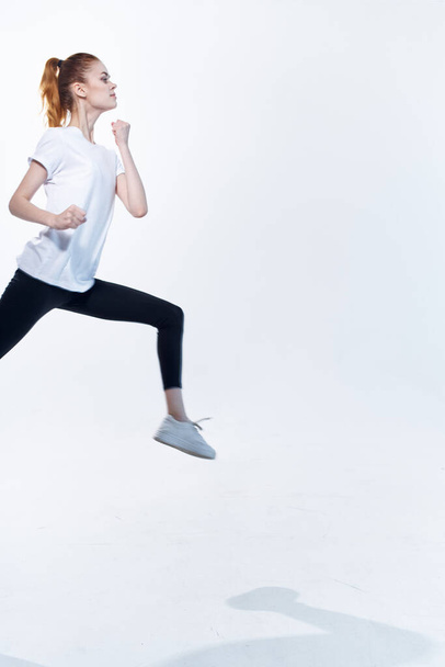 mujer deportiva enérgica saltando ejercicio fitness - Foto, Imagen