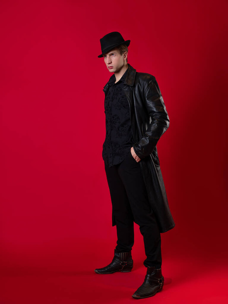 A young charismatic man in black clothes, the hero of a noir story, - Fotó, kép