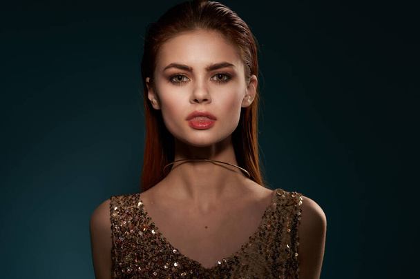 Frau im goldenen Kleid und Ohrringe Schmuck Glamor-Modell - Foto, Bild