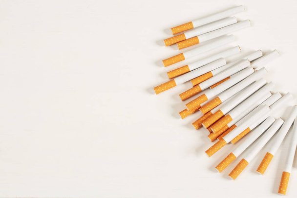 сигарети, розміщені на білому тлі
 - Фото, зображення