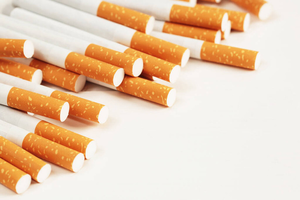 cigarrillos colocados sobre un fondo blanco - Foto, Imagen