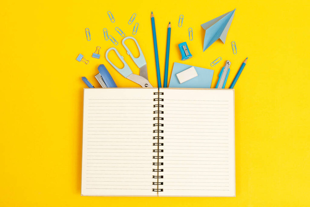 top ver cuadernos y accesorios papelería estudiar en la biblioteca en la escuela amarillo fondo idea educación  - Foto, imagen