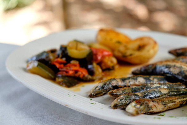 Sardinas a la plancha, restaurante Codol Foradat, Beach Club, Formentera, Балеарские острова, Испания - Фото, изображение