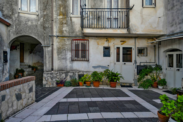 Una calle estrecha en Contursi, un casco antiguo en la provincia de Salerno, Italia. - Foto, imagen
