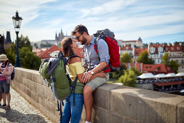 Tourist couple sightseeing in Prague; Traveller lifestyle - Foto, Bild