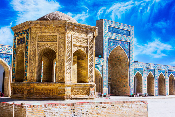 Po-i-Kalan veya Poi Kalan, Özbekistan 'ın Buhara kentindeki Kalan minaresi etrafında bulunan bir İslam kompleksi.. - Fotoğraf, Görsel