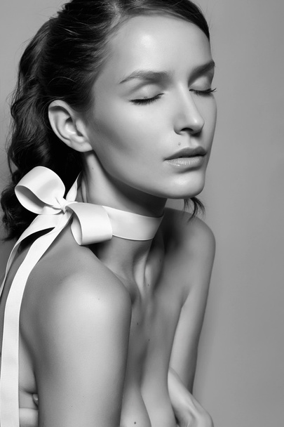 Beautiful gentle girl with silk bow on the right shoulder - Foto, immagini