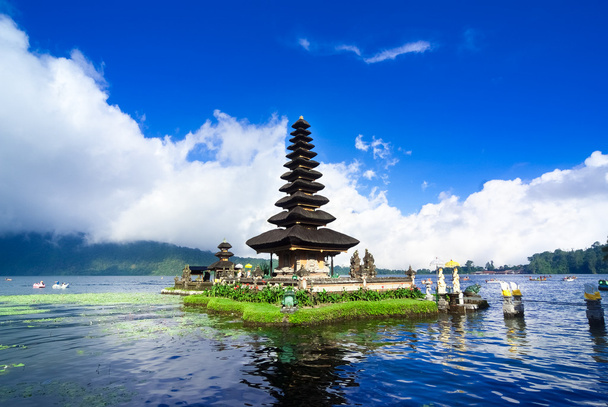 Pura Ulun Danu Bratan, водный храм на Бали, Индонезия
 - Фото, изображение