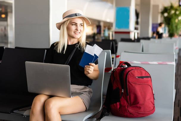 Geschäftsfrau mit Koffer in Flughafenhalle - Foto, Bild