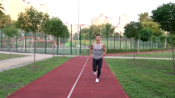 giovane sportivo jogging all'aperto, allenamento sportivo - Filmati, video