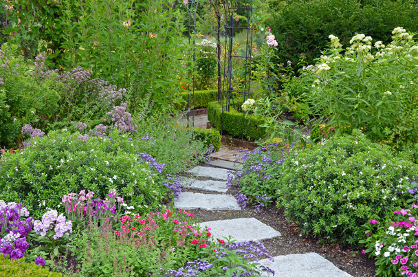 Кам'яна стежка в саду
 - Фото, зображення