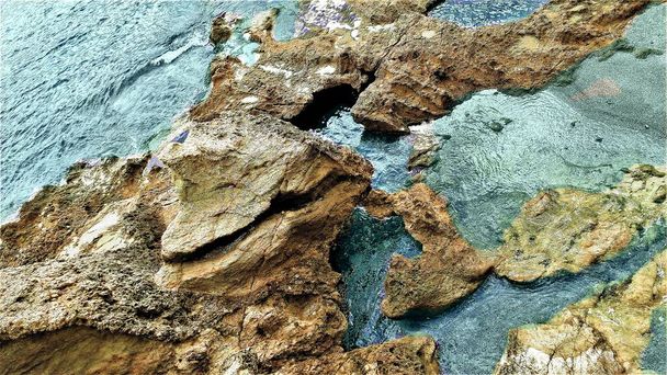 Coal Creek, meren rapauttamat laavan kielet, klassiset aukot tai pyroklastinen andesiitti, rannat, kalliot, Cabo de Gatan luonnonpuisto, Almera, Andalusia, Espanja, - Valokuva, kuva